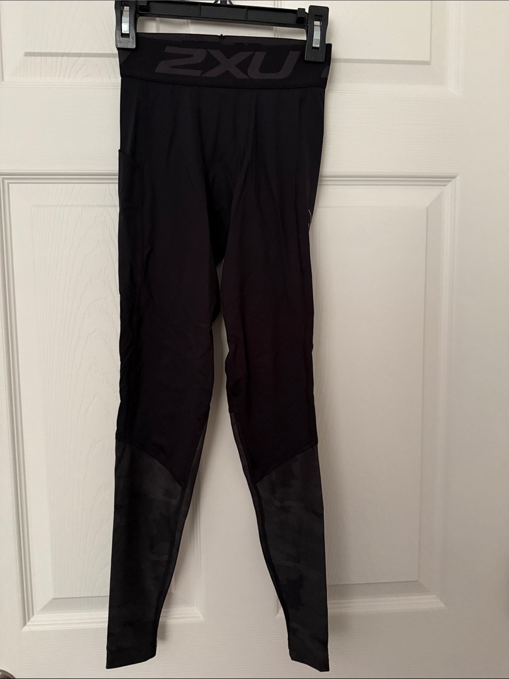 2XU Black High-Waist Performance Leggings with Subtle Paneling